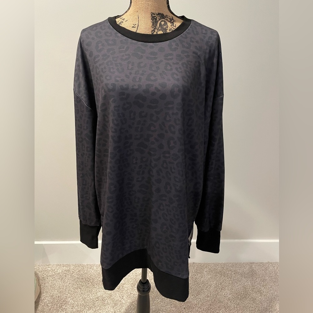 Long tunic leisurewear top by Jess Lea..